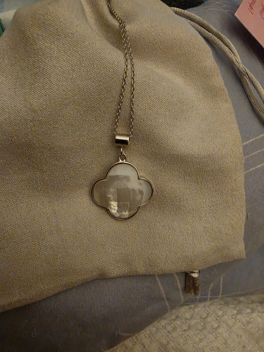 .925 Silver Clover Mother of Pearl Pendant Necklace Cable Chain Spring Ring